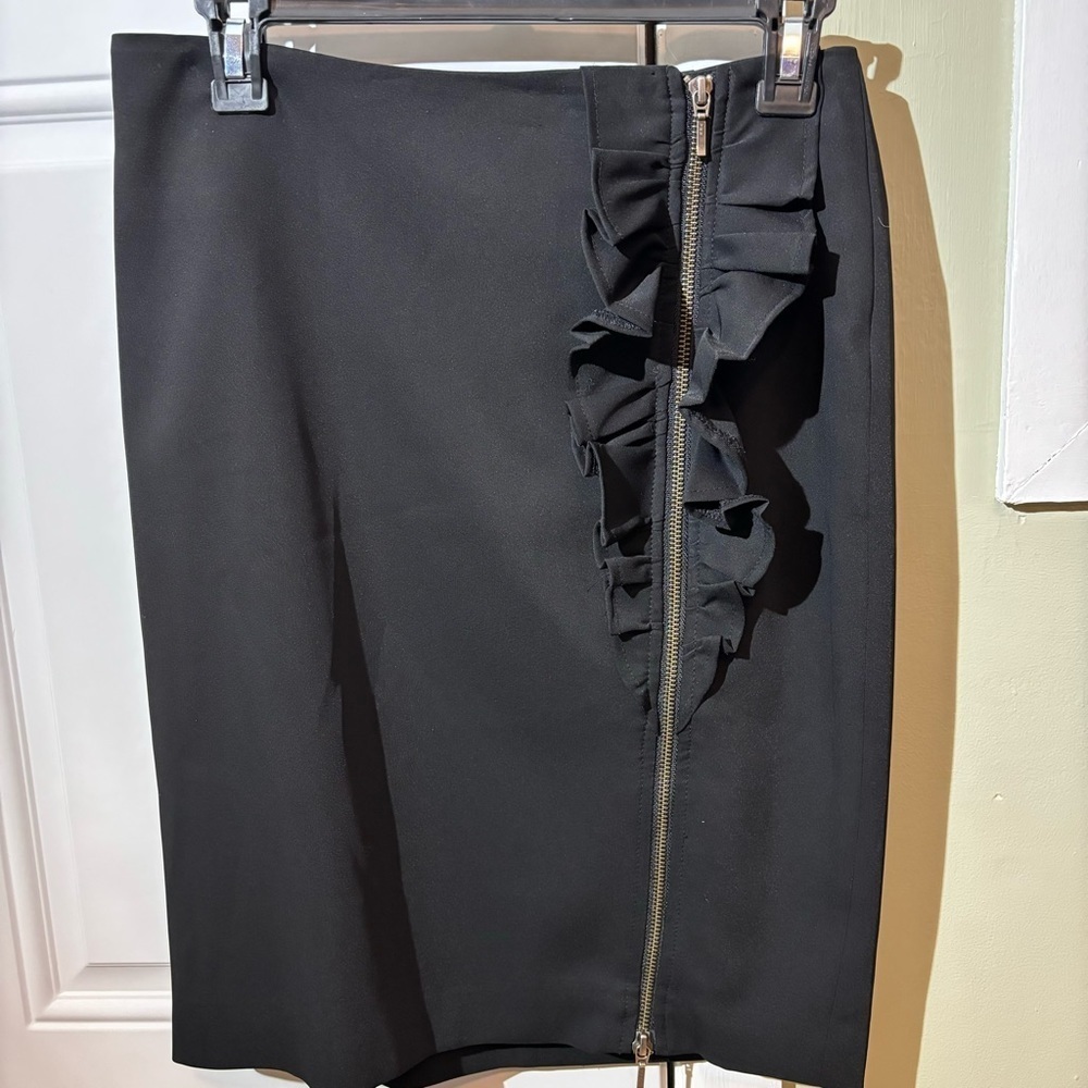 ❤️ 2/$15 or 3/$21❤️ Banana Republic Black Ruffle Zipper Skirt, Size 2